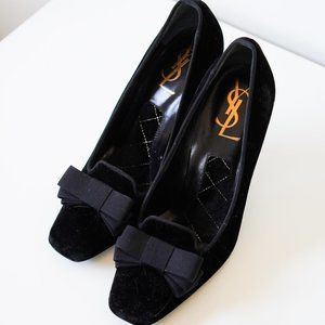SAINT LAURENT VELVET PUMPS IN BLACK